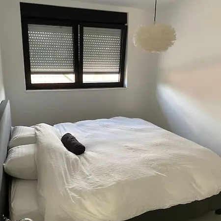Villa Modern Spatious House Near