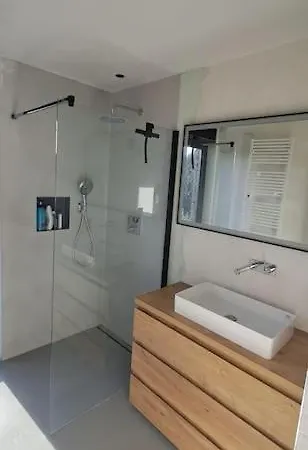 Modern Spatious House Near Villa *